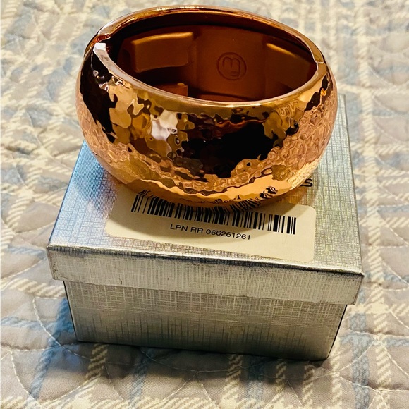 Fitbit Fitness Tracker Bracelet! 🏃♀️ Brand New (Rose Gold) - Picture 10 of 13